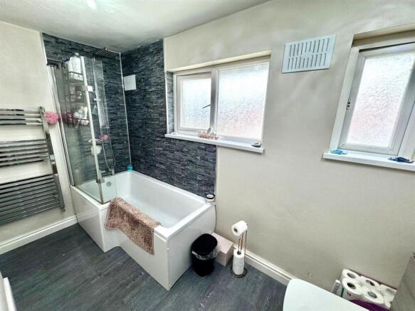 FAMILY BATHROOM