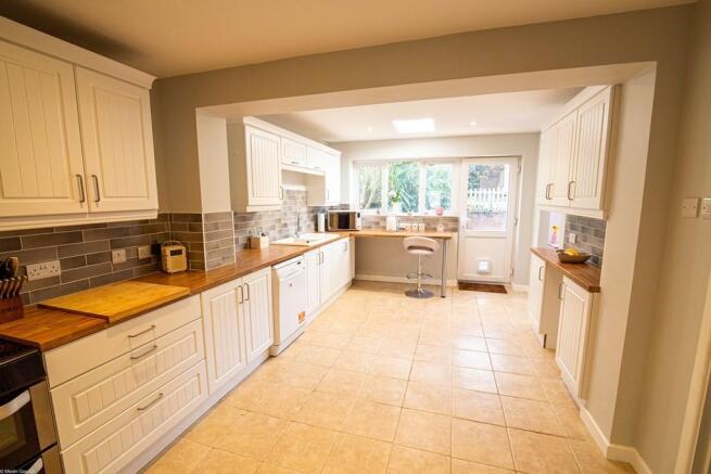 KITCHEN/BREAKFAST