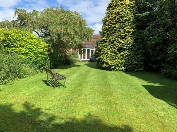 18 Queensbury garden 3.jpg
