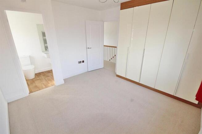 4 bed Detached to rent Image 11