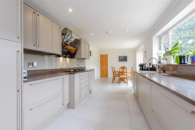 8381873-interior21.jpg