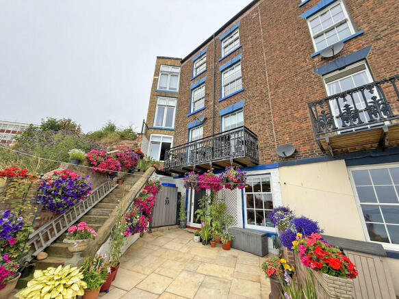 5 bed Terraced for sale in scarborough