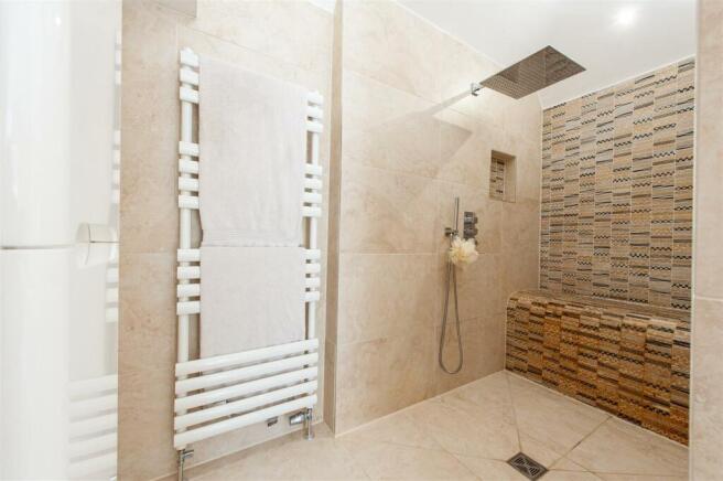 Principal En-suite..jpg