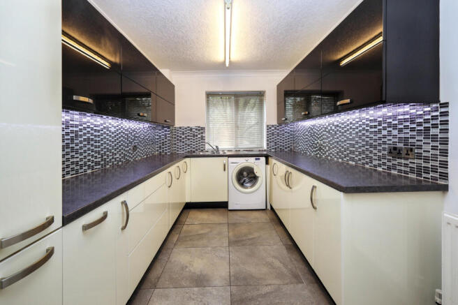 modern kitchen.JPG