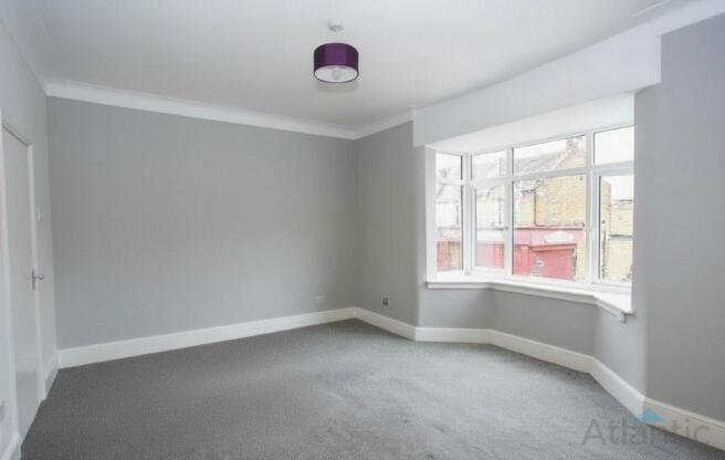 Large 1 Bedroom 1st Floor Flat