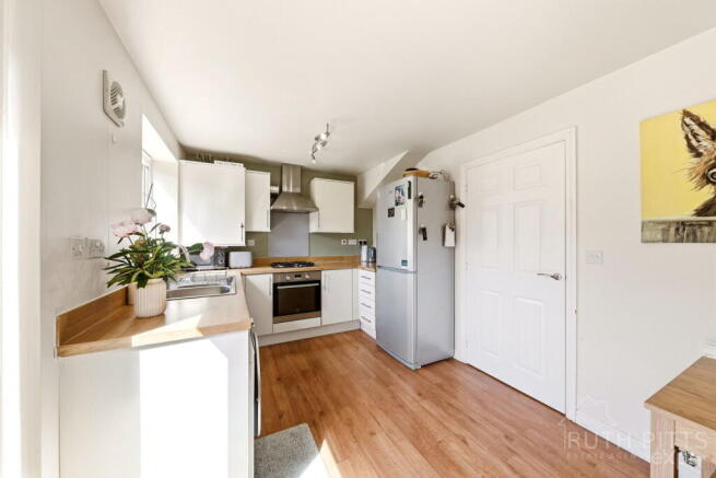 3 bed Semi-Detached for sale Image 6