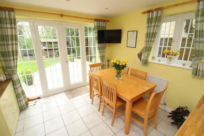Dining Room-001.JPG