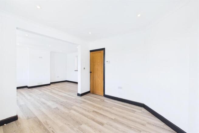 Glebe Crescent, Cawston photo 4