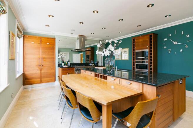 5 bed Detached for sale Image 12