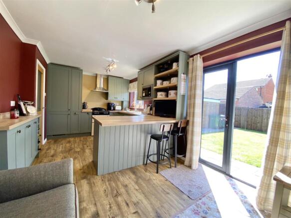 3 bed Semi-Detached for sale Image 4