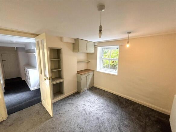 4 bed Semi-Detached to rent Image 5