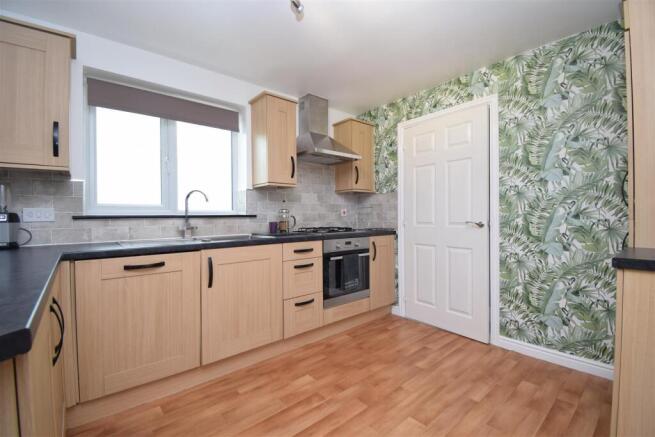 5 bed Detached to rent Image 4