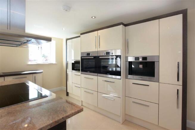 KITCHEN/BREAKFAST RO