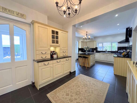 4 bed Semi-Detached for sale Image 12