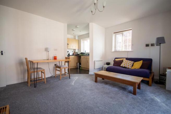 2 bed Apartment to rent Image 4