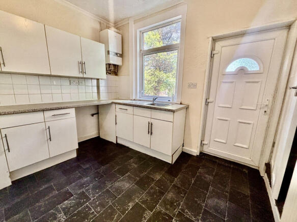 2 bed Terraced to rent Image 5
