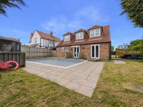 6 bed Detached Bungalow for sale Image 4
