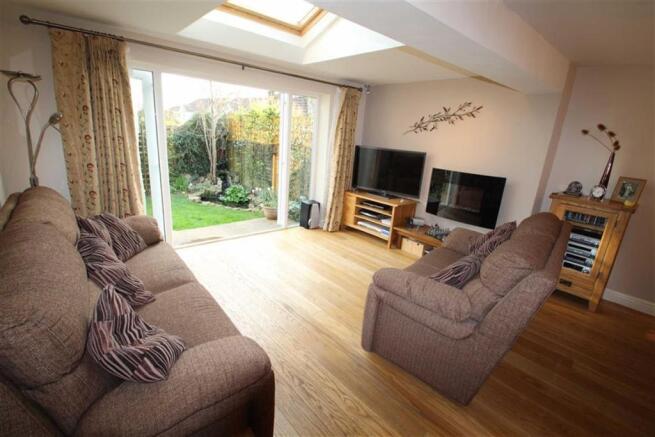 LIVING ROOM/DINING R