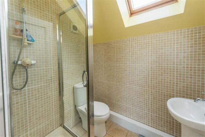 EN-SUITE SHOWER ROOM