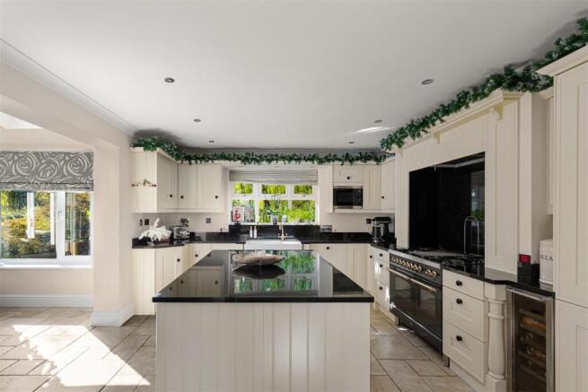 4 bed Detached for sale Image 5