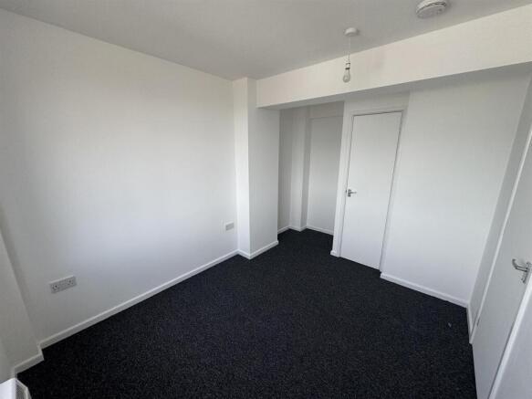 Bedroom (2/2)