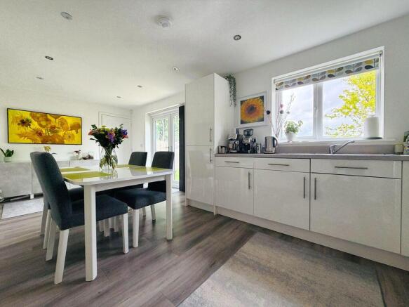 5 bed Detached for sale Image 8