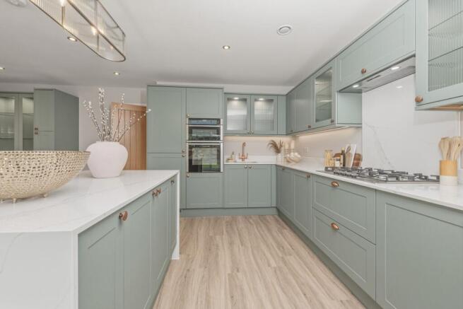 5 bed Detached for sale Image 7