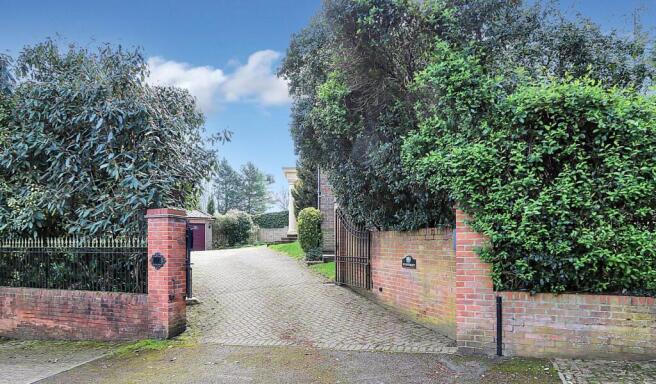 Pangbourne, Pangbourne Hill - peaceful location within easy 6/7 mins walk to the shops/ train station to London photo 4