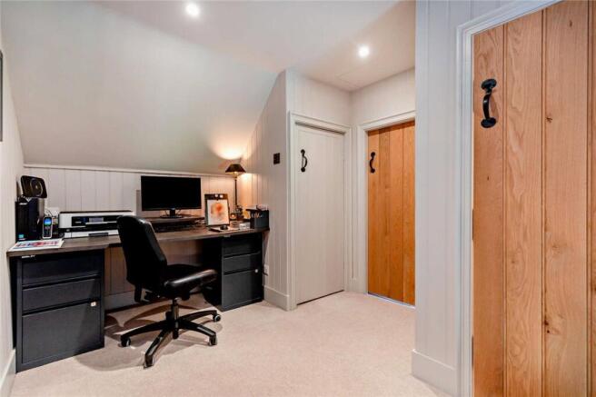 5 bed Detached for sale Image 11