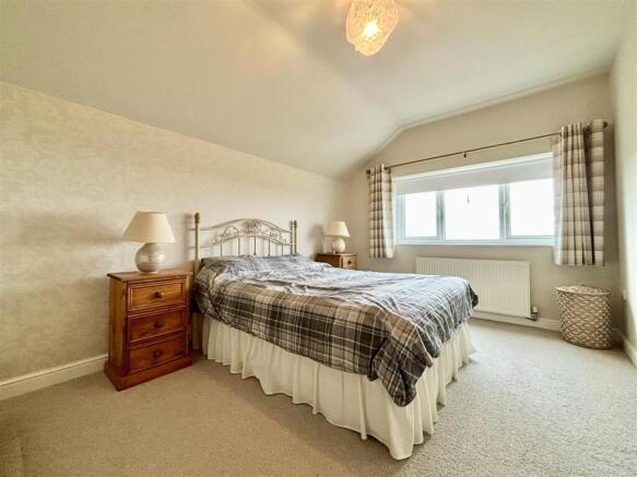 4 bed Detached for sale Image 12