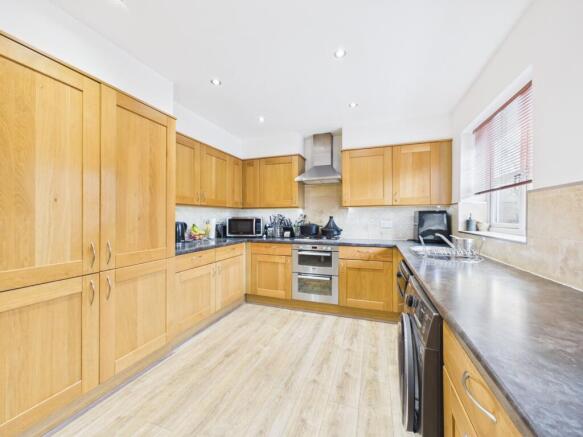 CAM04174G0-PR0120-STILL019