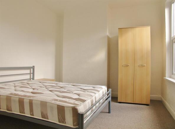 3 bed Terraced to rent Image 5
