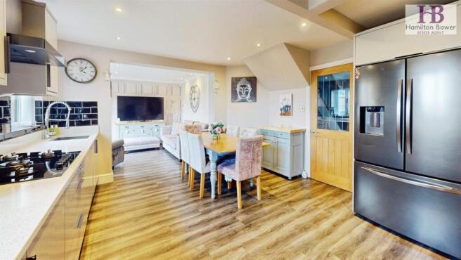 6 bed Detached for sale Image 5