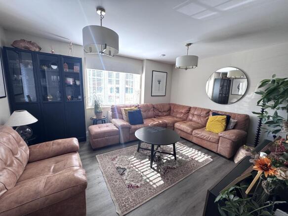 5 - Lounge.jpg