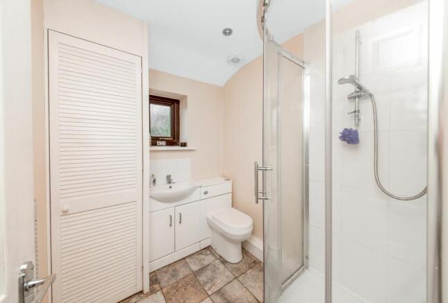 EN-SUITE SHOWER ROOM