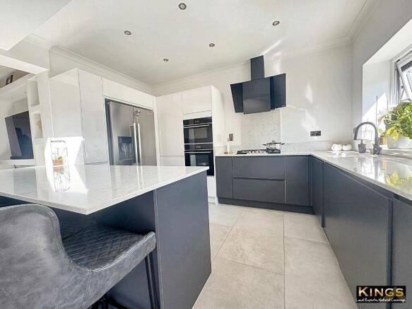 4 bed Semi-Detached for sale Image 8