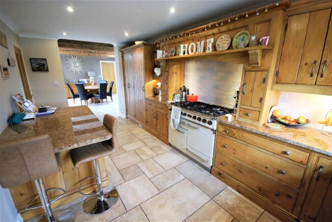 KITCHEN/BREAKFAST: