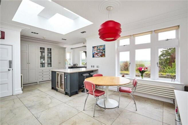 5 bed Detached for sale Image 12