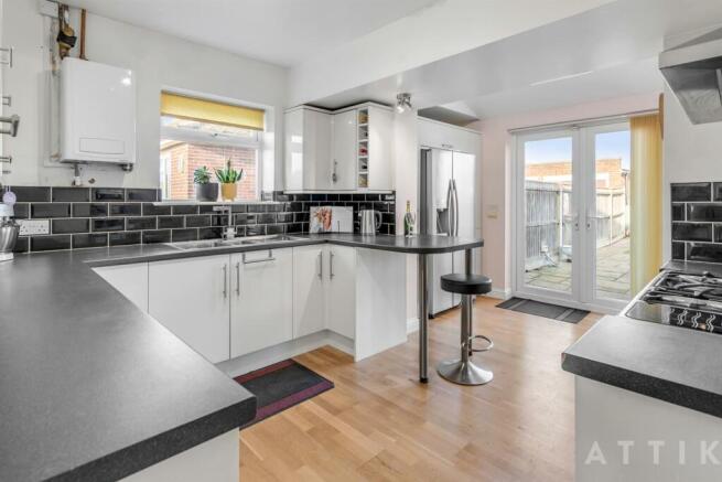 31 Queens Drive, Halesworth IP19 8DN (18).jpg