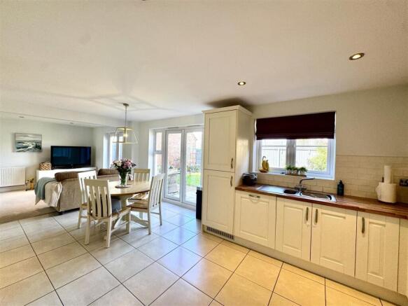 OPEN PLAN KITCHEN/DINING/FAMILY ROOM