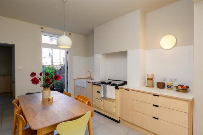 KITCHEN / DINING