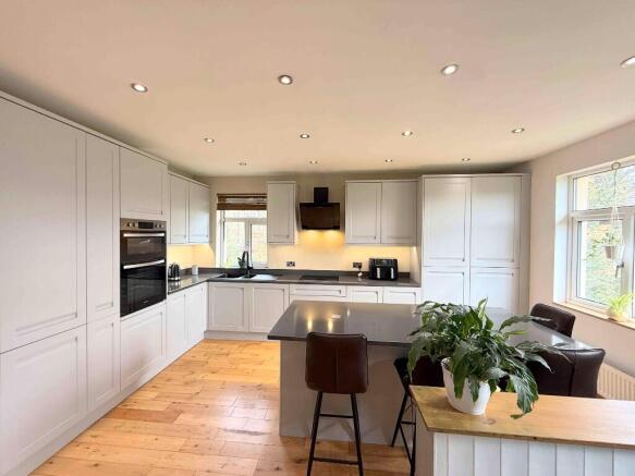 5 bed Detached for sale Image 9