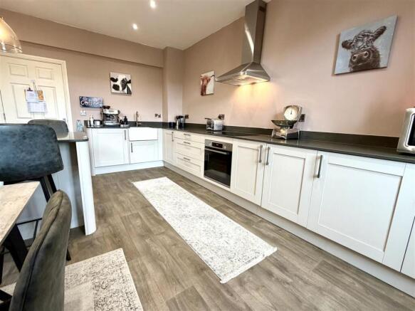 4 bed Town House for sale Image 4