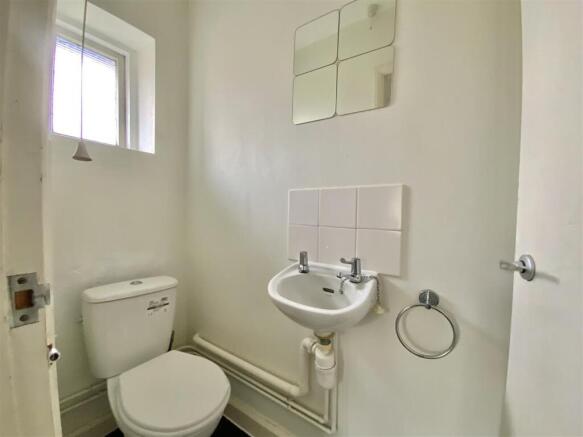 Cloakroom (First Floor)
