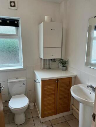 Bright bathroom with useful storage space...