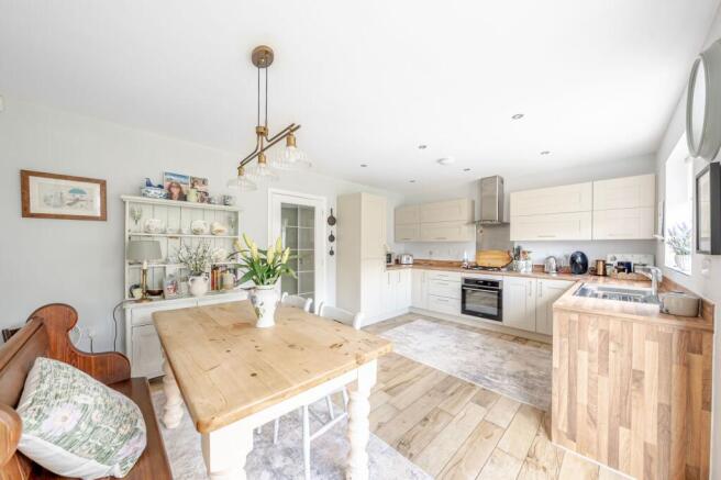4 bed Detached for sale Image 9