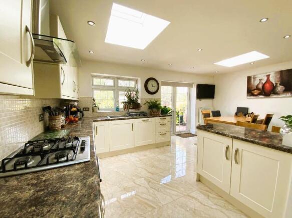 L-SHAPED KITCHEN 17'6 x 17'
