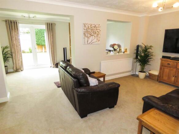 OPEN PLAN LOUNGE / FAMILY AREA