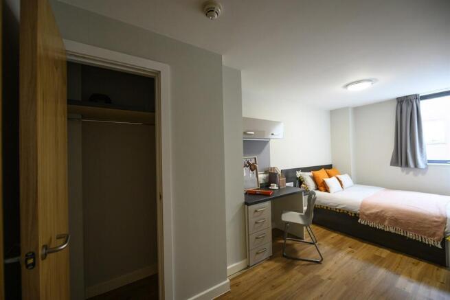 2 bed Apartment to rent Image 9