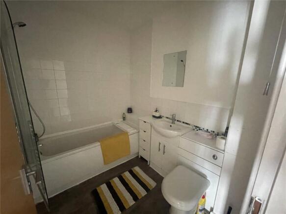 2 bed Apartment to rent Image 9